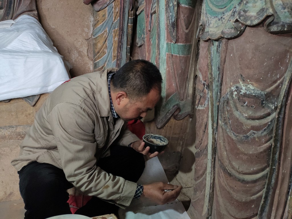 王春发：让古陶瓷重焕生机的修复师