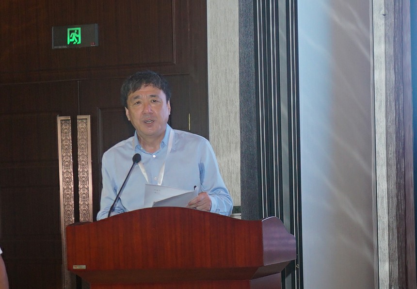 麦积山石窟艺术研究所所长李天铭主持会议